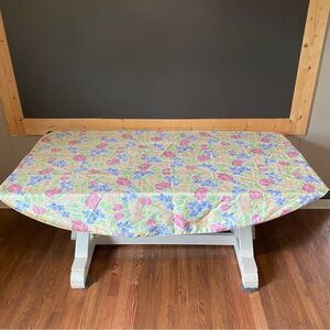 Floral print table cloth, napkins, napkin rings, 2 solid teal placemats